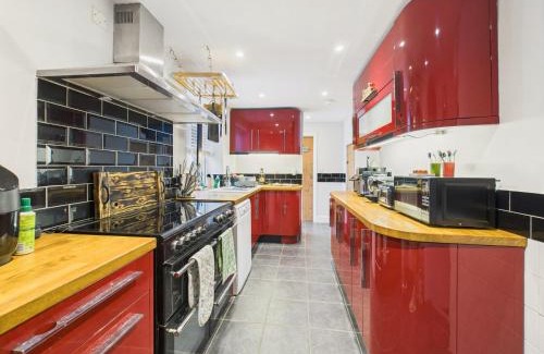 St. Newlyn East House | Delightful Cottage in St Newlyn | Sleeps 5 | Cosy Fireplace | Private Patio & Firepit | Near Newquay Beaches | Free Parking | Family-Friendly | Fast WiFi | Smart TV | Fully Equipped Kitchen | Peaceful Village Location with Pub & Scenic Walks Nearby