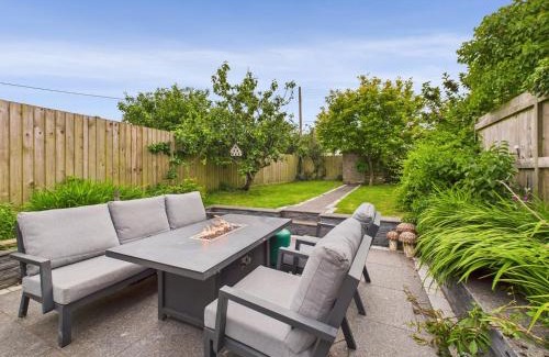 St. Newlyn East House | Delightful Cottage in St Newlyn | Sleeps 5 | Cosy Fireplace | Private Patio & Firepit | Near Newquay Beaches | Free Parking | Family-Friendly | Fast WiFi | Smart TV | Fully Equipped Kitchen | Peaceful Village Location with Pub & Scenic Walks Nearby