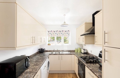 Moreton-in-Marsh House | Delightful home | Sunroom | Garden | Parking | Pass the Keys