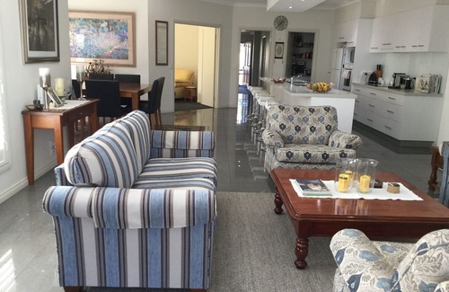 Ironbark House | DELIGHTFUL HOME AWAY FROM HOME 5 MINUTE DRIVE FROM BENDIGO CBD