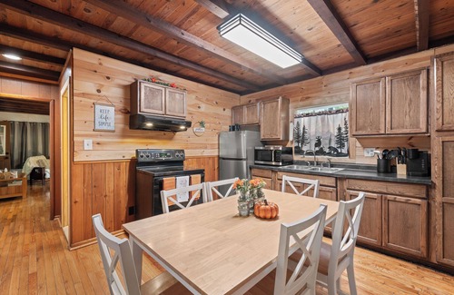 Rockbridge Cabin | Delightful secluded 3BR cabin/hot tub/fire pit/deck, in Hocking Hills