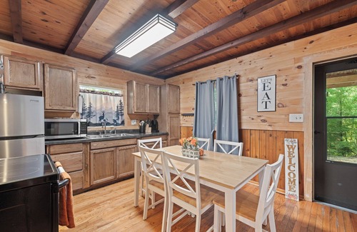 Rockbridge Cabin | Delightful secluded 3BR cabin/hot tub/fire pit/deck, in Hocking Hills