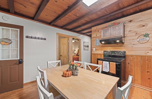 Rockbridge Cabin | Delightful secluded 3BR cabin/hot tub/fire pit/deck, in Hocking Hills