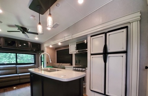 Mongaup Valley House | Deluxe 1 bedroom 33' RV Camping with Twin Lakes