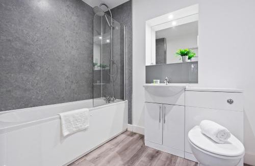 Smethwick Apartment | Deluxe 2 Bedroom Apartment - Secure Parking - Balcony - Rated Exceptional - 9MC