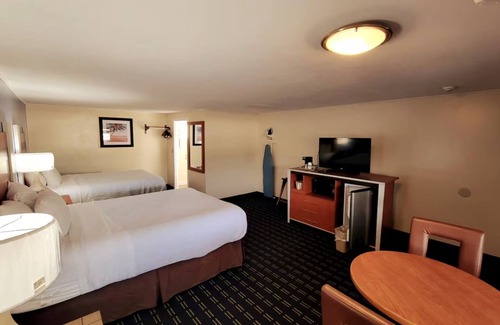 West Yarmouth Hotel | Deluxe 2 Queens Size Beds Hotel Room in Yarmouth, 2 miles from Hyannis Main St.