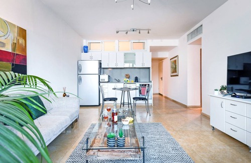 Jaffa Condo | Deluxe 2BR Apt w Pool in Historical Jaffa