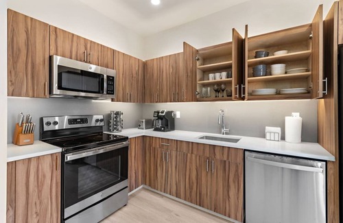Newark Apartment | Deluxe 2BR ! Free Parking ! 30 min to NYC !