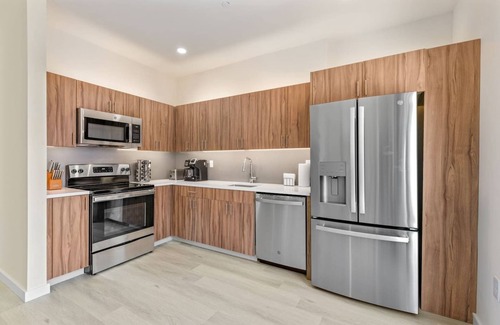 Newark Apartment | Deluxe 2BR ! Free Parking ! 30 min to NYC !