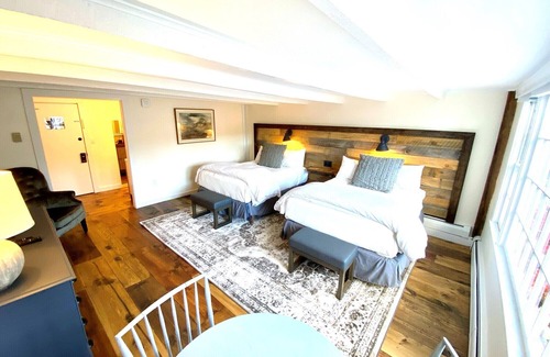 West Dover Resort | Deluxe 2xQueen in Historic Inn