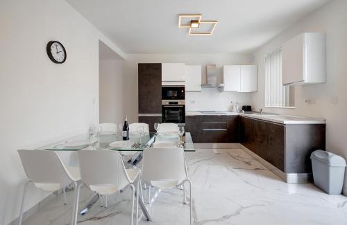 Swieqi Apartment | Deluxe Apartment steps to St Georges Bay