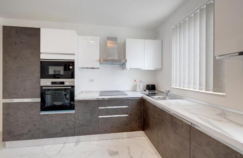Swieqi Apartment | Deluxe Apartment steps to St Georges Bay