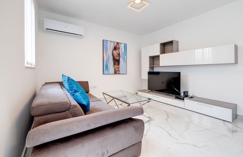Swieqi Apartment | Deluxe Apartment steps to St Georges Bay