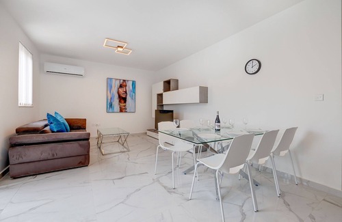 Swieqi Apartment | Deluxe Apartment steps to St Georges Bay