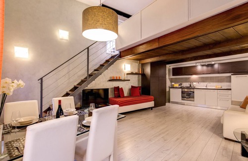 Rione III Colonna House | Deluxe Apartment with Balcony - Split Level - at the Spanish Steps