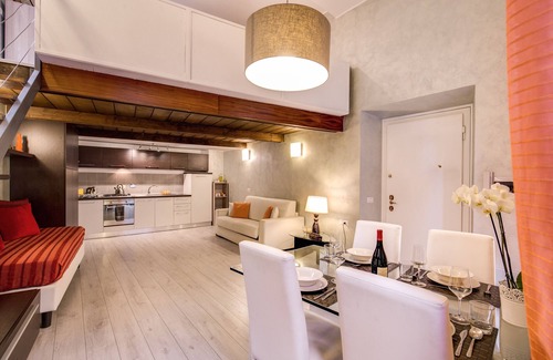 Rione III Colonna House | Deluxe Apartment with Balcony - Split Level - at the Spanish Steps