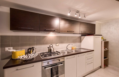 Rione III Colonna House | Deluxe Apartment with Balcony - Split Level - at the Spanish Steps