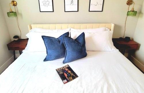 Rogers Apartment | Deluxe Apt, King Bed, Pool, Gym,free "p"