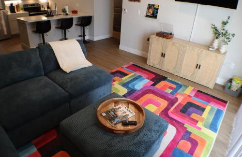 Rogers Apartment | Deluxe Apt, King Bed, Pool, Gym,free "p"