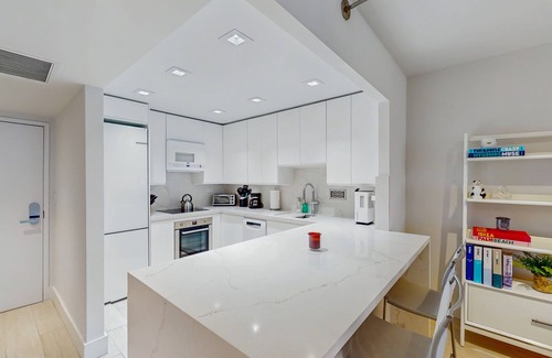 South Beach Condo | Deluxe beachfront condo with ocean views, pools, spas, gym, & valet parking