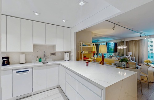 South Beach Condo | Deluxe beachfront condo with ocean views, pools, spas, gym, & valet parking