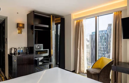 Portsoken Hotel | Deluxe, Botolph King at Hotel Saints—Views of St. Botolph's Church