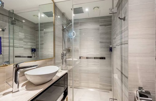Portsoken Hotel | Deluxe, Botolph King at Hotel Saints—Views of St. Botolph's Church