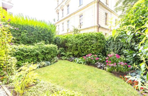 Mala Strana Apartment | Deluxe Charles Bridge Apt Old Town, Garden View, city centre