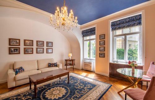 Mala Strana Apartment | Deluxe Charles Bridge Apt Old Town, Garden View, city centre