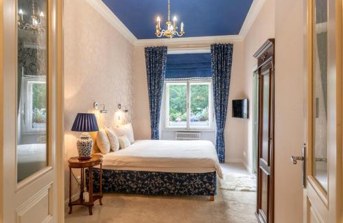 Mala Strana Apartment | Deluxe Charles Bridge Apt Old Town, Garden View, city centre
