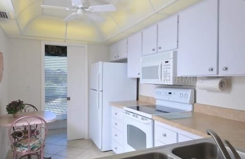 Siesta Key Condo | Deluxe Condo at Siesta Dunes Beachfront Complex