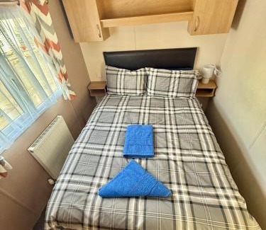 Glasgow Apartment | Deluxe Delta 4-Bedroom Caravan Located at Maryville Caravan Site Uddingston, Glasgow