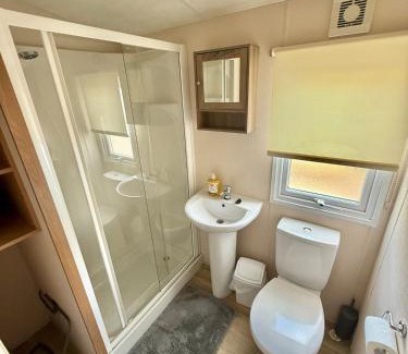 Glasgow Apartment | Deluxe Delta 4-Bedroom Caravan Located at Maryville Caravan Site Uddingston, Glasgow