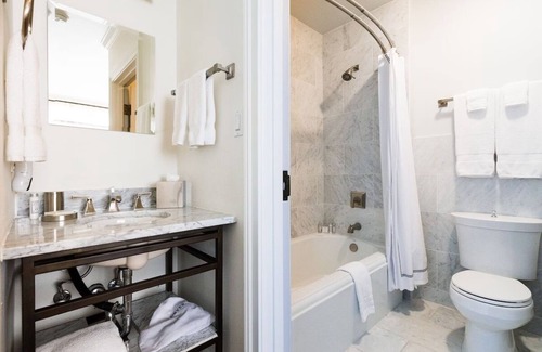 West Campus Hotel | Deluxe Double Queen, Hotel Ella, On-site Restaurant, Near Moody Center