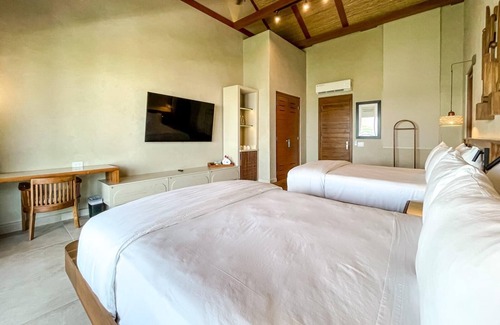 Pristine Bay Hotel | Deluxe Double Room at Las Verandas (2)