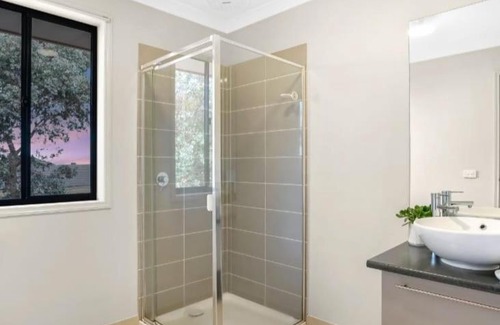 Point Cook House | Deluxe Double Room with private shower