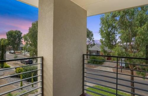 Point Cook House | Deluxe Double Room with private shower