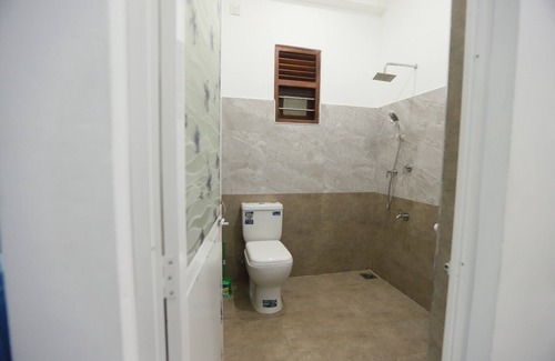 Weligama Hotel | Deluxe Double Room with Balcony 1/1 person - Surfside Retreat Weligama