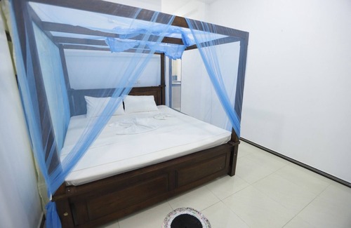 Weligama Hotel | Deluxe Double Room with Balcony 1/1 person - Surfside Retreat Weligama