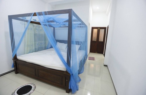 Weligama Hotel | Deluxe Double Room with Balcony 1/1 person - Surfside Retreat Weligama