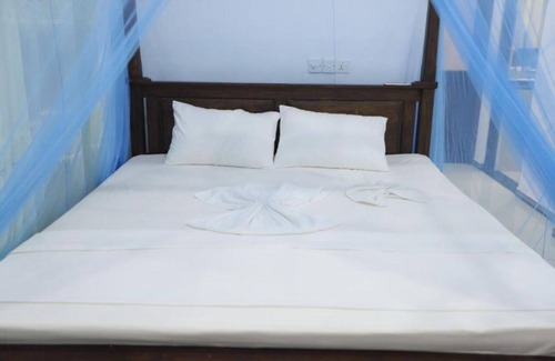 Weligama Hotel | Deluxe Double Room with Balcony 1/1 person - Surfside Retreat Weligama