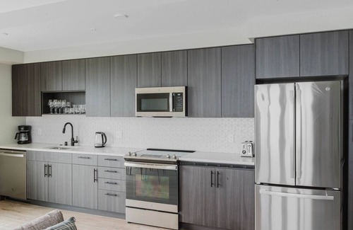 Squire Park Apartment | Deluxe First Hill 2BR w/Gym, BBQ & Rooftop Lounge, by Blueground