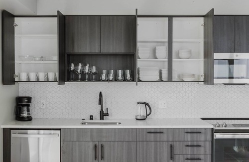 Squire Park Apartment | Deluxe First Hill 2BR w/Gym, BBQ & Rooftop Lounge, by Blueground