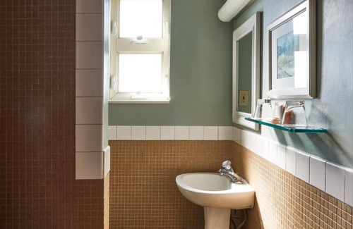 Gayborhood Hotel | Deluxe King Charmer, The Alexander Inn, Historic City Escape