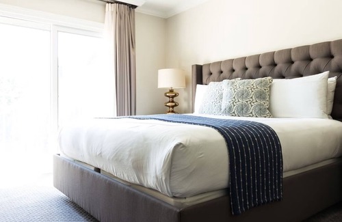West Campus Hotel | Deluxe King, Hotel Ella, Pool Access, Private Parking, Close to Capitol