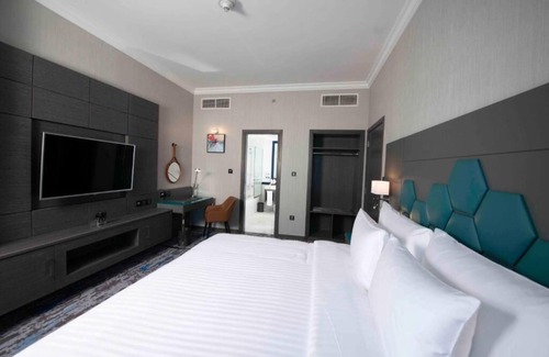 Deira Hotel | Deluxe King Room Near Deira Clock Tower By Luxury Bookings