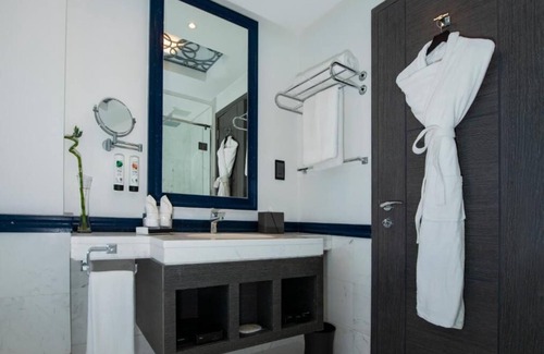 Deira Hotel | Deluxe King Room Near Deira Clock Tower By Luxury Bookings