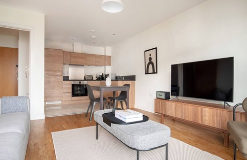 Limehouse Apartment | Deluxe Limehouse 1BR w/ Balcony, nr Tube, by Blueground