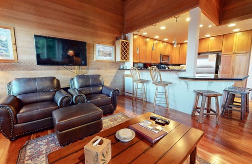 Mammoth Lakes Condo | Deluxe Mountain Townhome, 2 Master Suites. Large Private Deck & Washer/Dryer