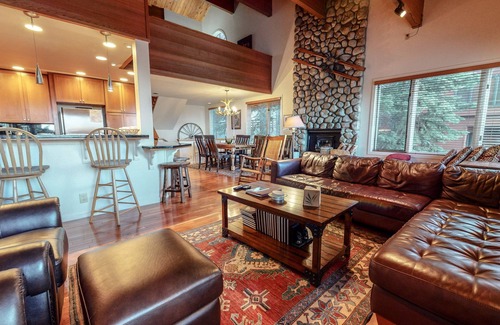 Mammoth Lakes Condo | Deluxe Mountain Townhome, 2 Master Suites. Large Private Deck & Washer/Dryer